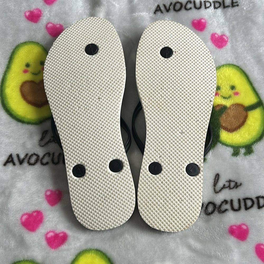 Old Navy flip flops 🩴 - Picture 3 of 4